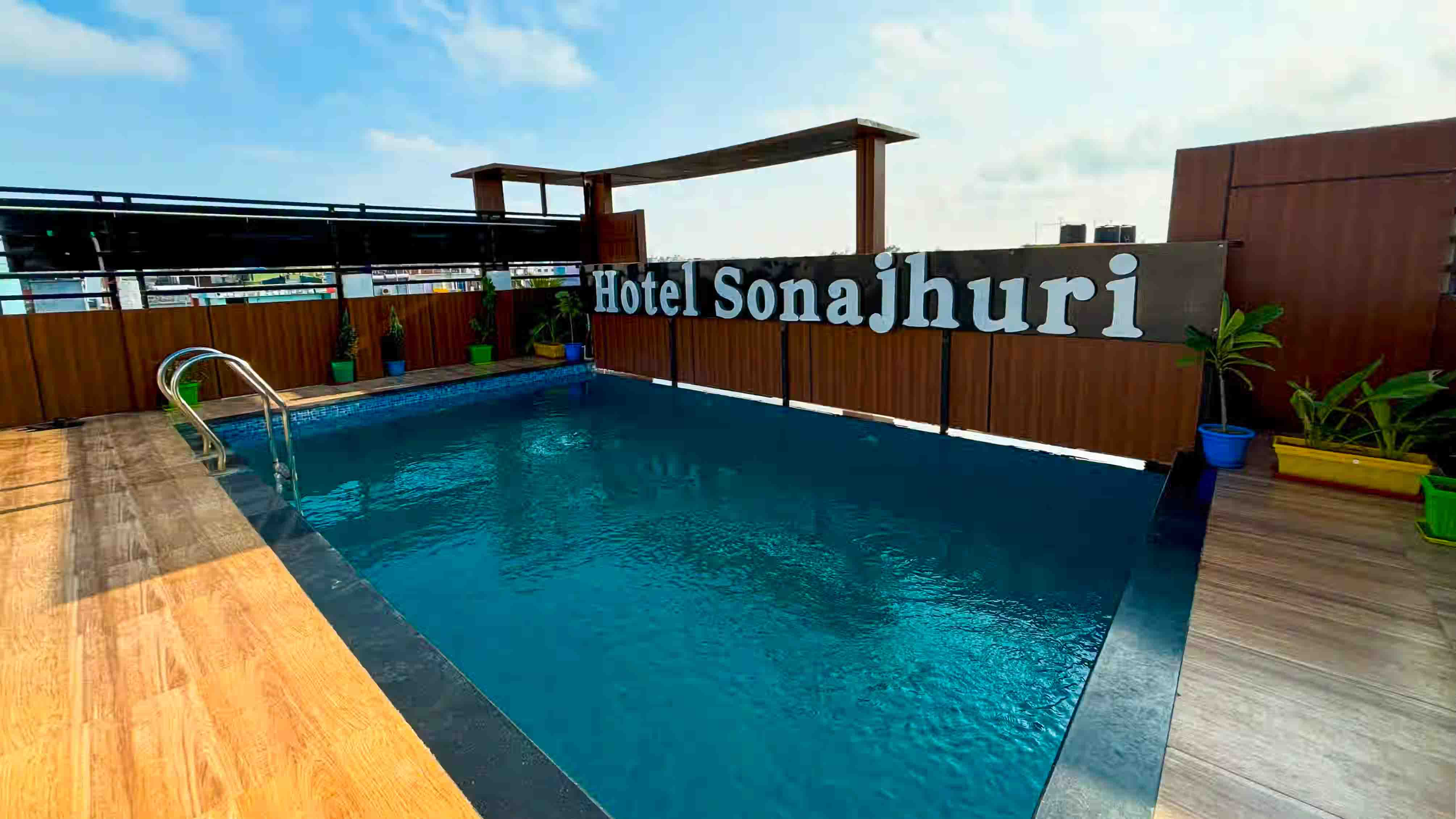 Hotel in New Digha with a Rooftop Swimming Pool