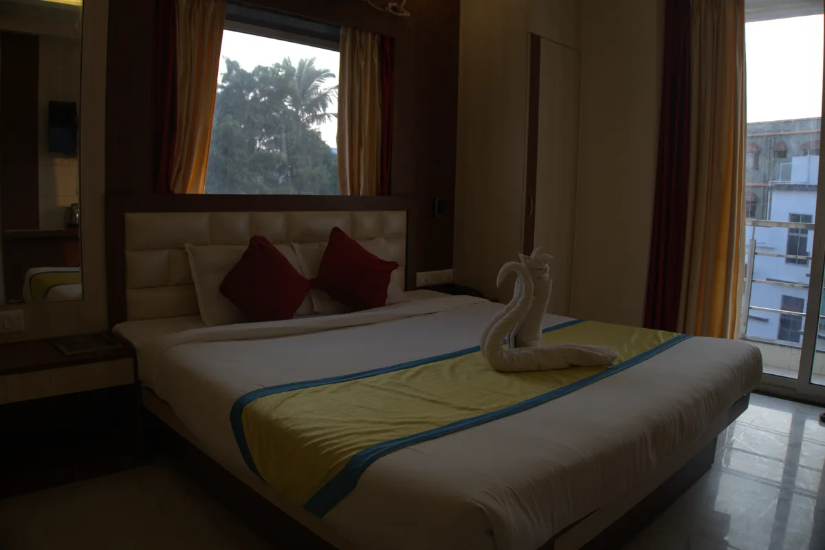 Signature Luxury room at Hotel Sonajhuri, New Digha — premium suite with elegant interiors